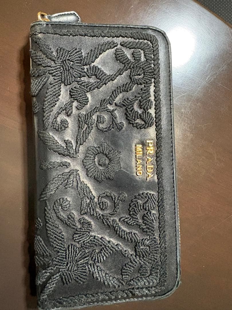PRADA 黒 刺繍 長財布
