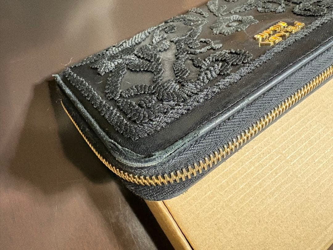 PRADA 黒 刺繍 長財布