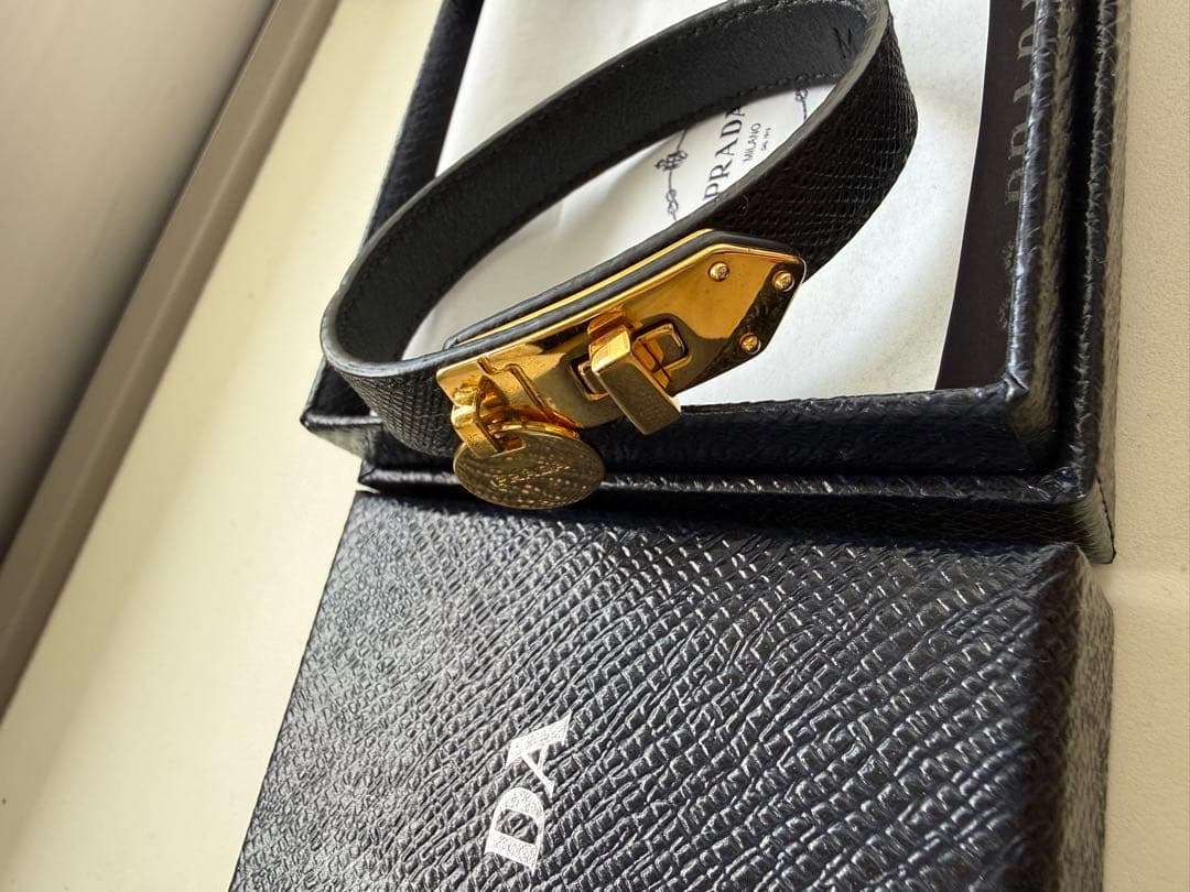 プラダ　レザーバングル