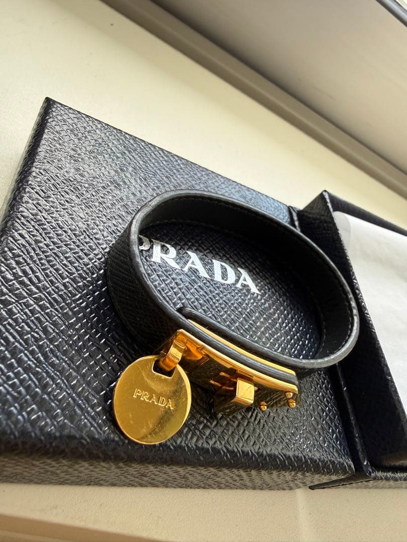 プラダ　レザーバングル