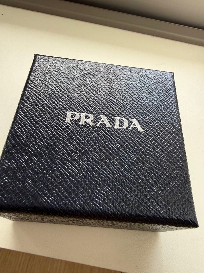 プラダ　レザーバングル