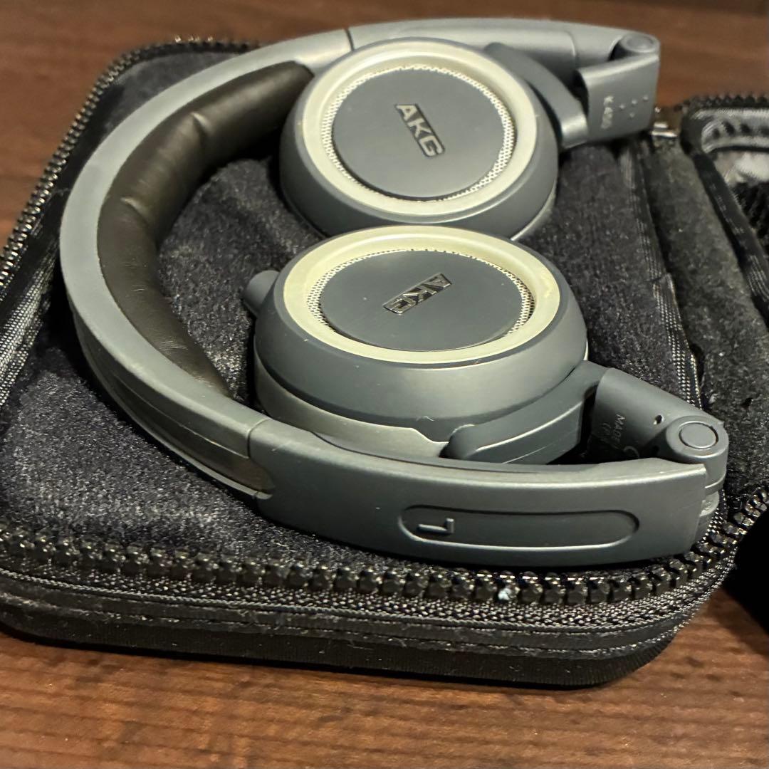 AKG 有線ヘッドホン グレー 収納ケース付き