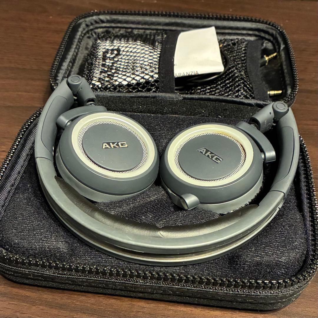 AKG 有線ヘッドホン グレー 収納ケース付き