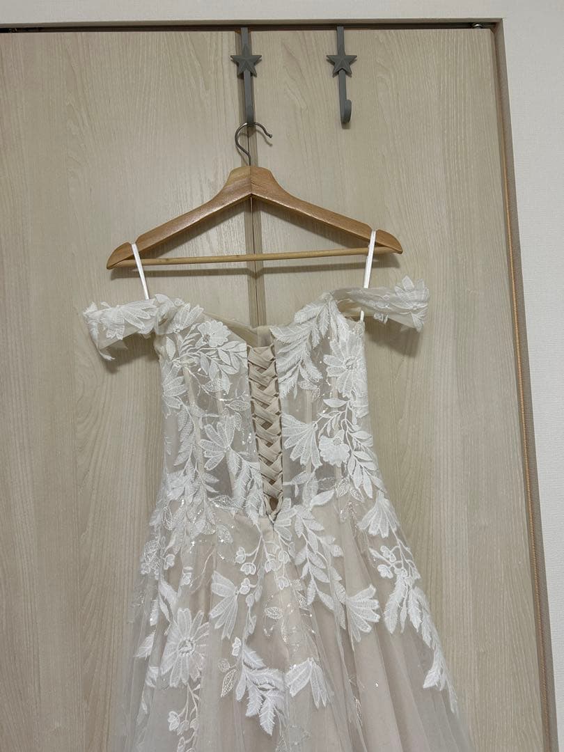 オフショルダー花柄刺繍ウェディングドレス