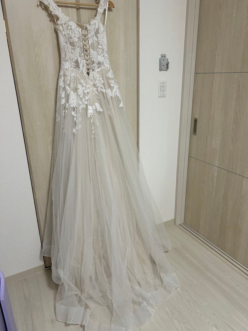 オフショルダー花柄刺繍ウェディングドレス