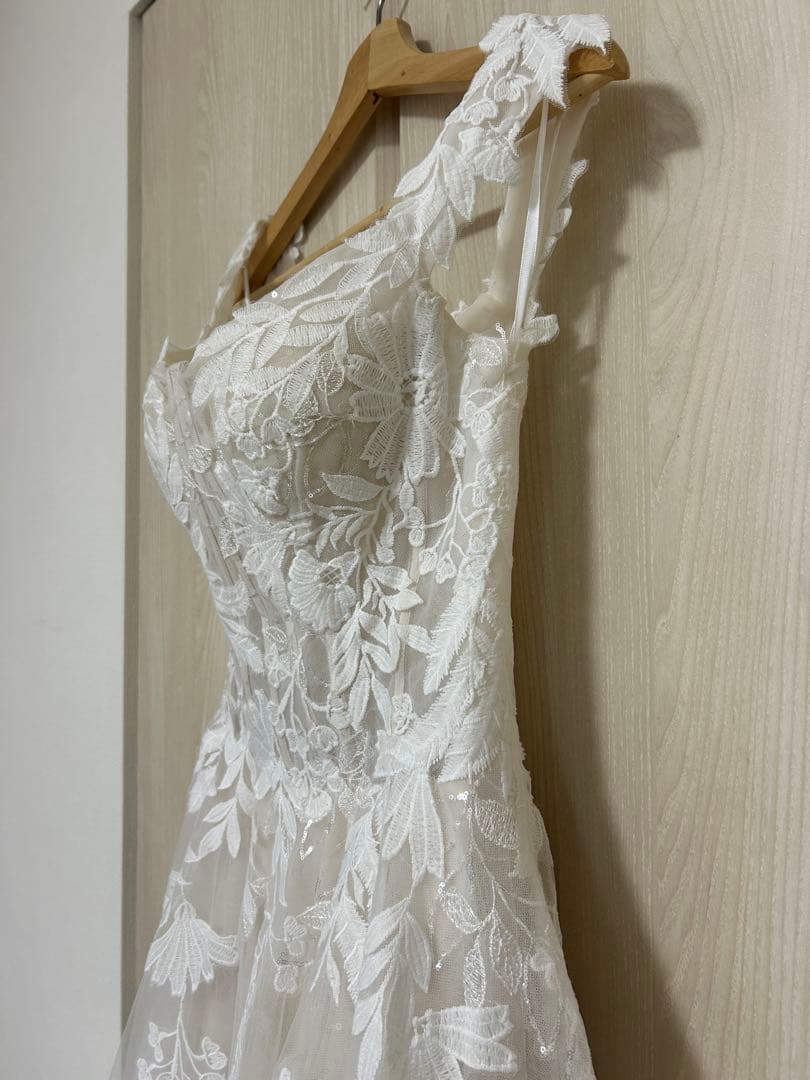 オフショルダー花柄刺繍ウェディングドレス