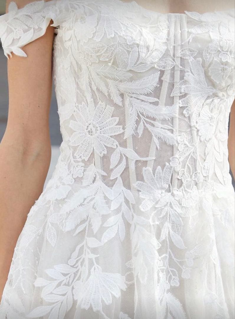 オフショルダー花柄刺繍ウェディングドレス