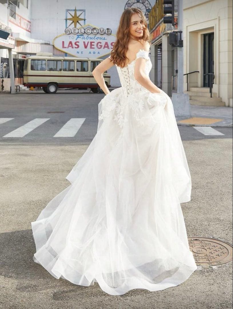 オフショルダー花柄刺繍ウェディングドレス