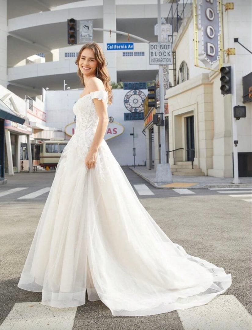 オフショルダー花柄刺繍ウェディングドレス