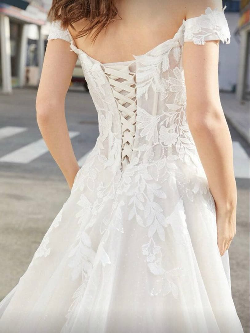 オフショルダー花柄刺繍ウェディングドレス