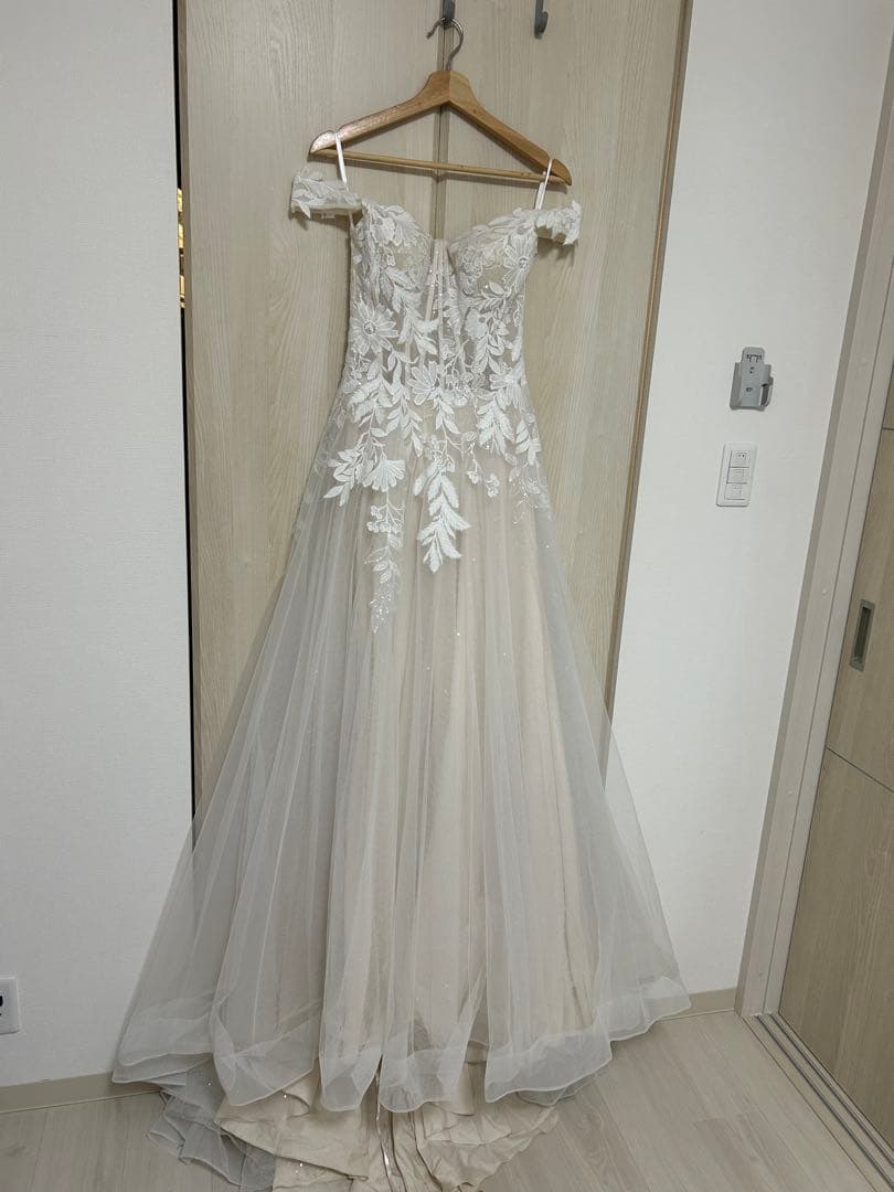 オフショルダー花柄刺繍ウェディングドレス