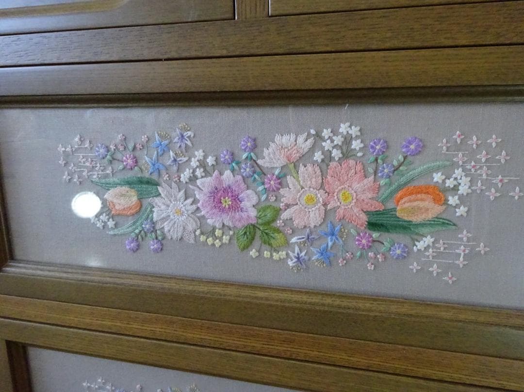 神戸洋家具/伊藤家具　4段チェスト　整理箪笥　オーク無垢材　花図柄刺繍