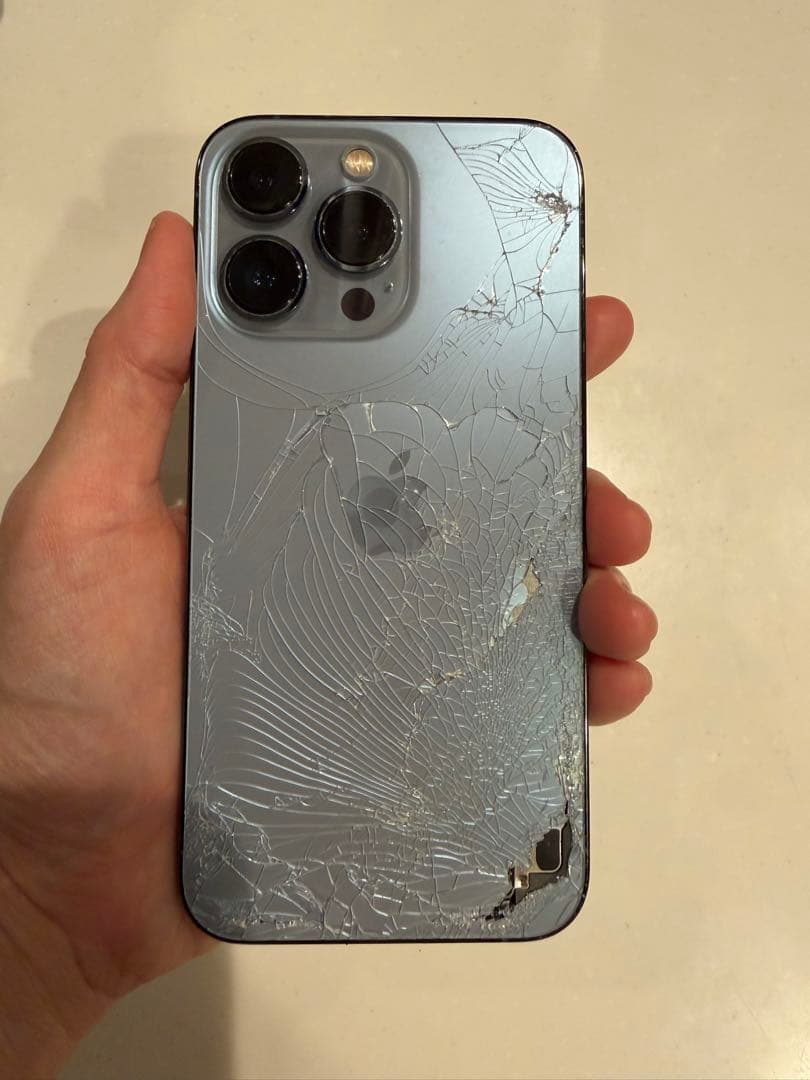 iPhone 13pro 背面割れあり