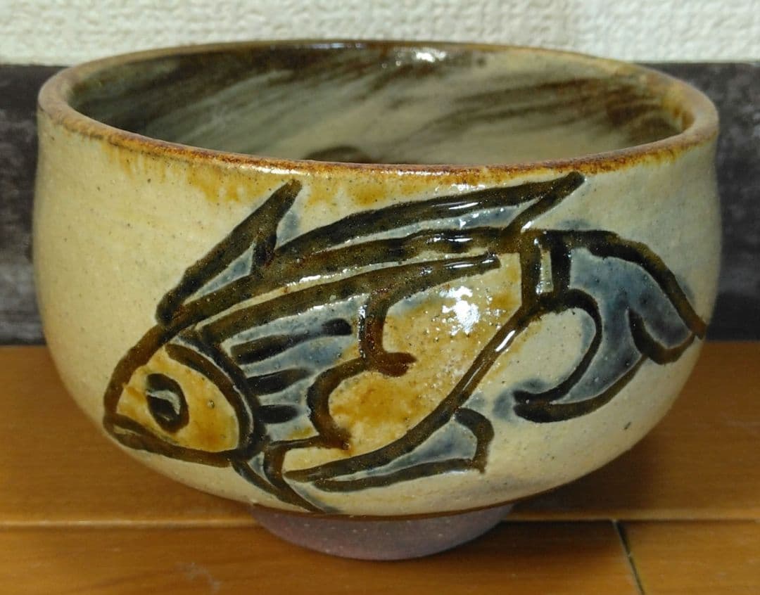 人間国宝 金城次郎 魚茶碗(刷毛目魚紋茶碗）栞 共箱 美品 壺屋焼 壷屋焼 上作