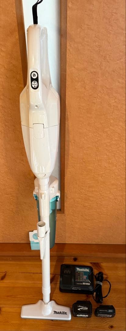 マキタ makita CL107FD スティック型クリーナー (中古 動作品)