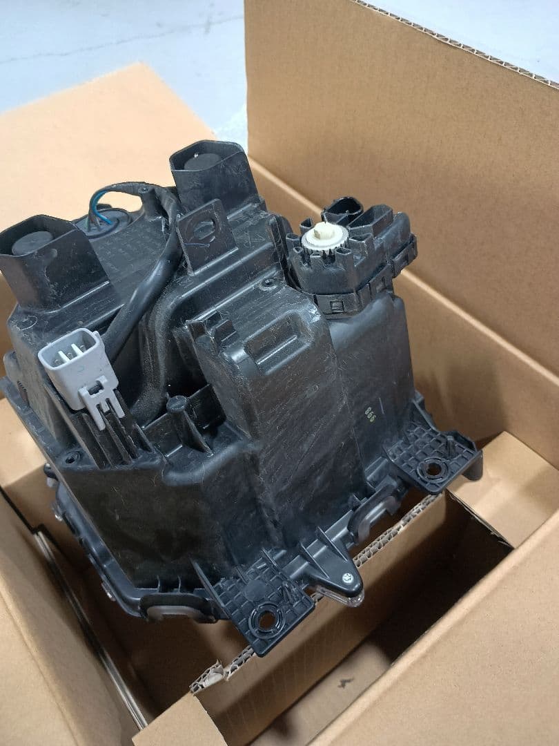 ジムニーシエラ　JB74W 右ヘッドランプ