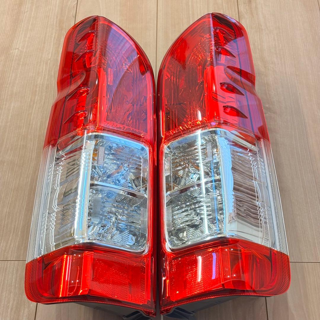200系ハイエース純正テールランプ
