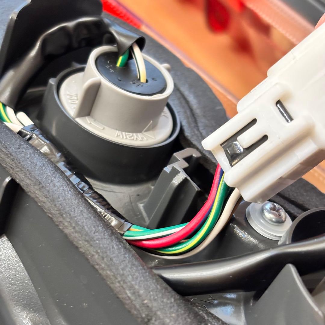 200系ハイエース純正テールランプ