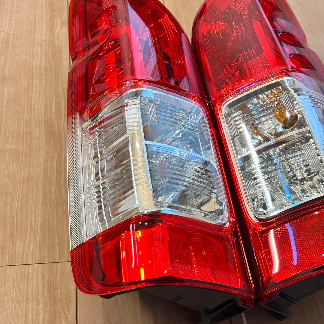 200系ハイエース純正テールランプ