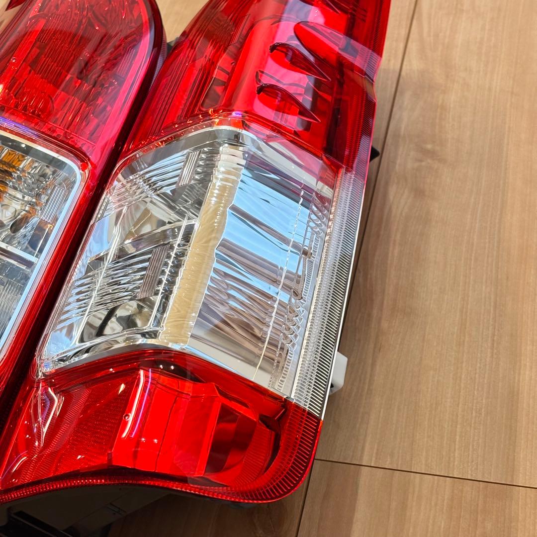 200系ハイエース純正テールランプ