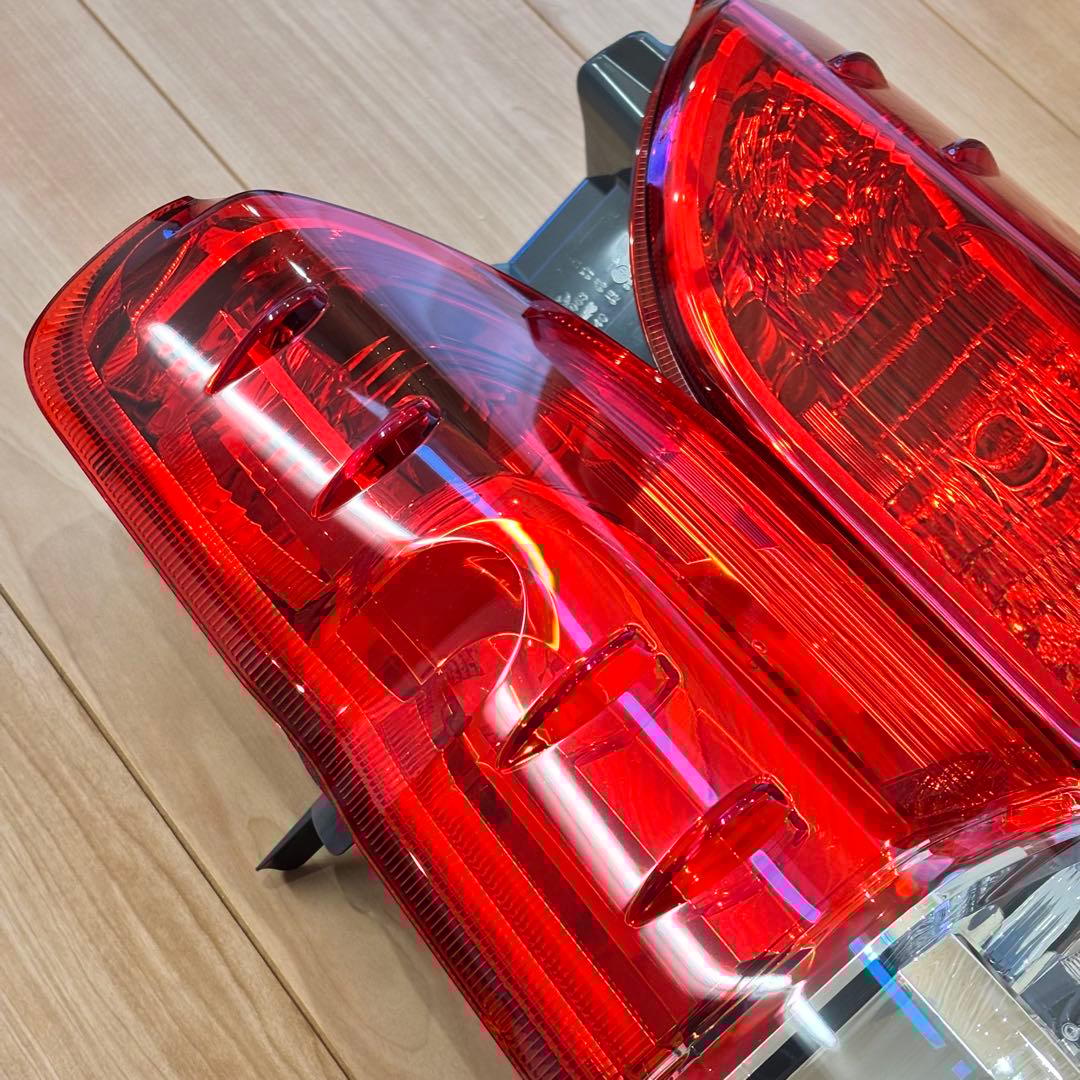 200系ハイエース純正テールランプ