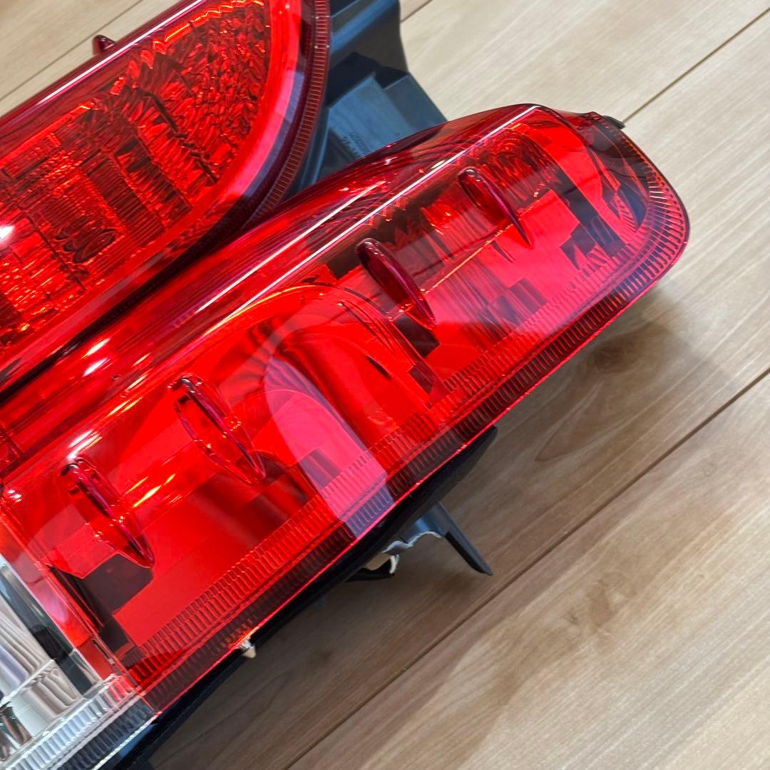 200系ハイエース純正テールランプ