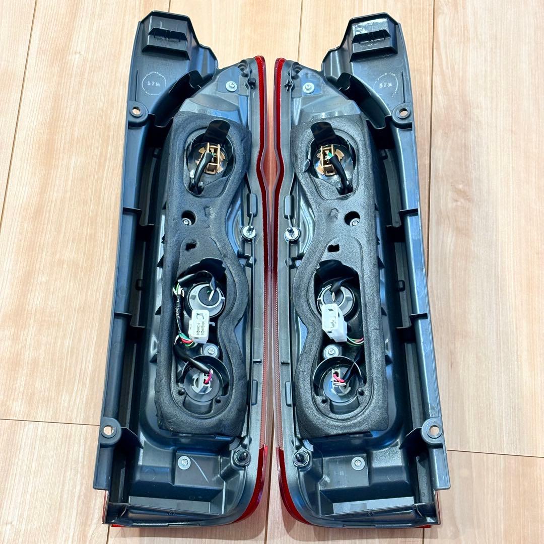 200系ハイエース純正テールランプ