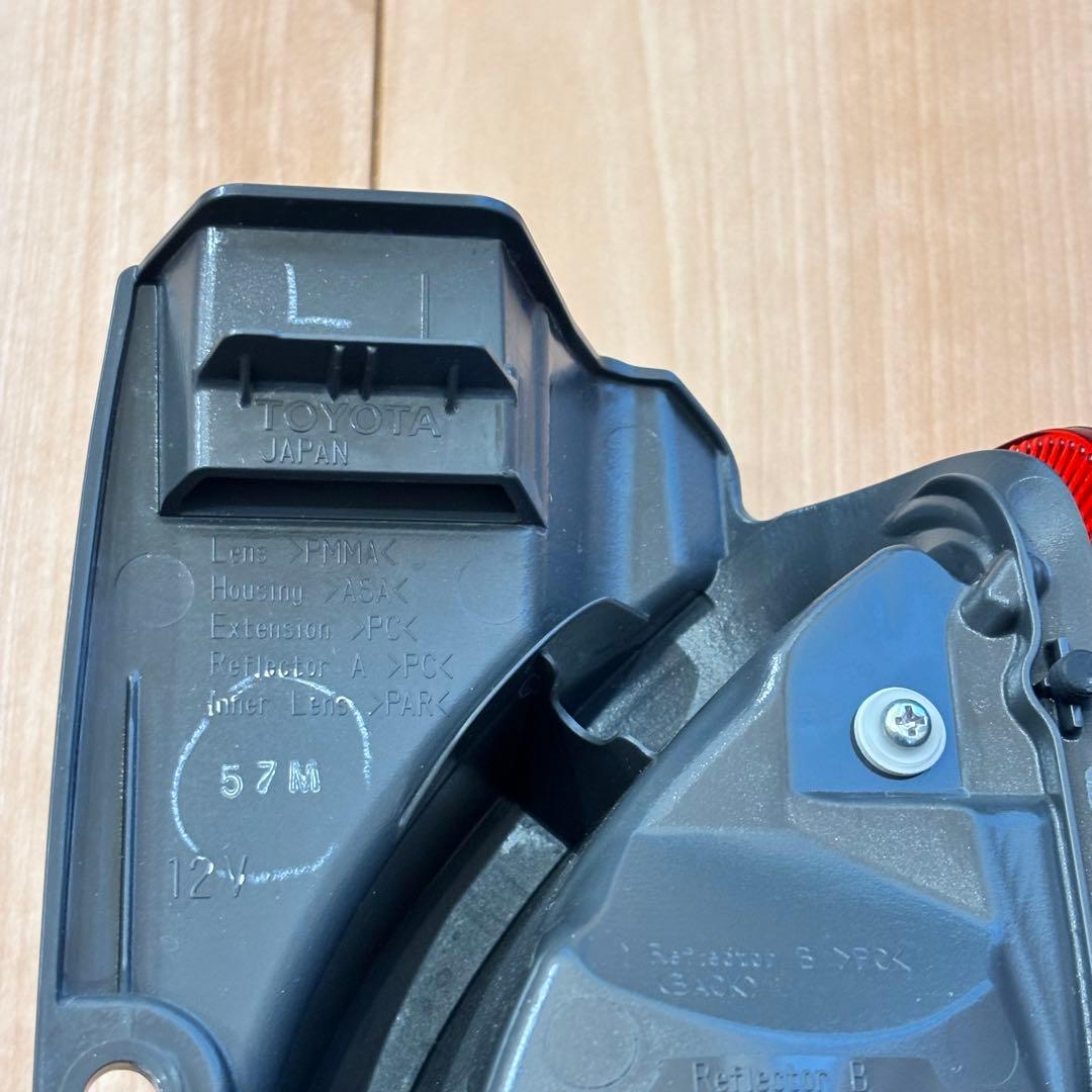 200系ハイエース純正テールランプ