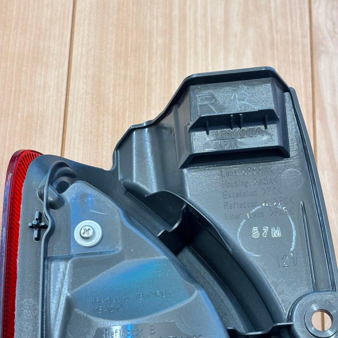 200系ハイエース純正テールランプ