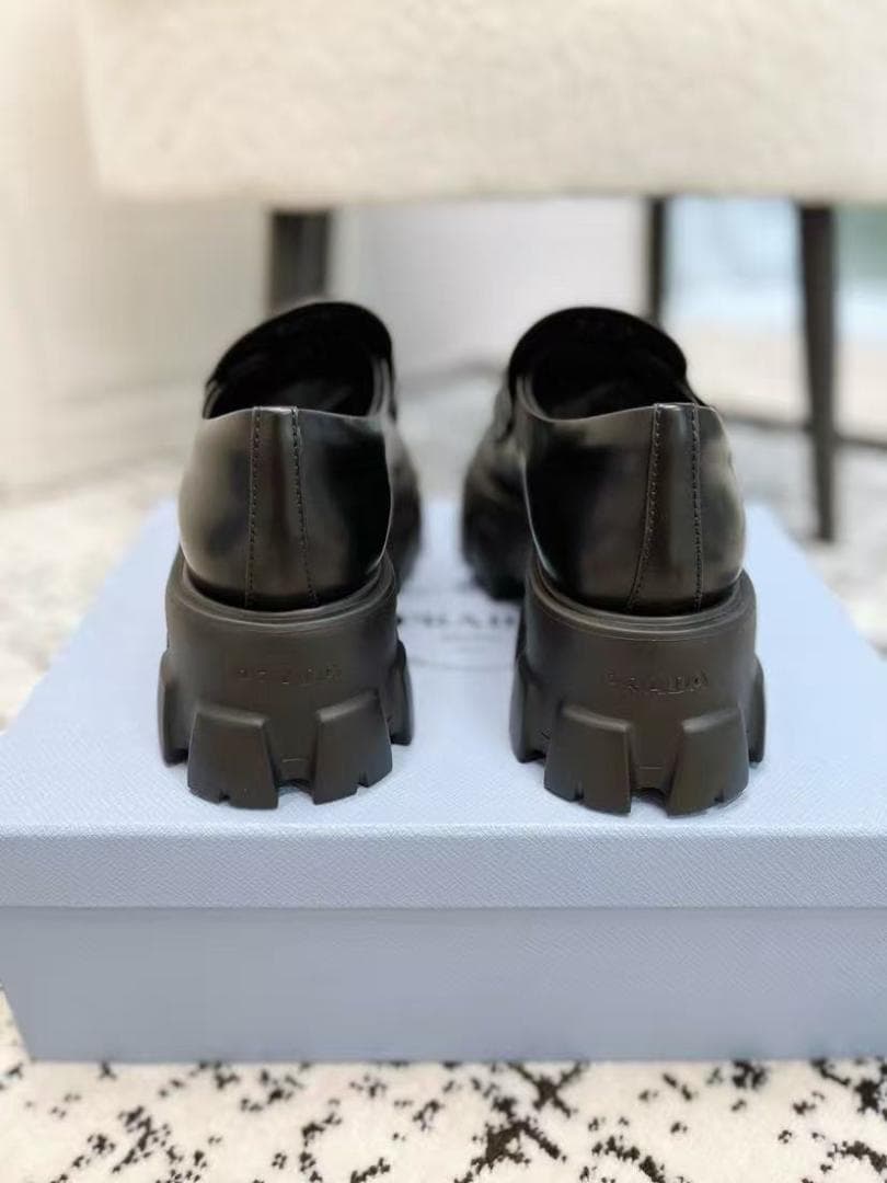 プラダ ブラックレザー ローファー