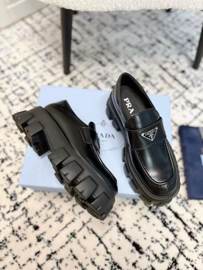 プラダ ブラックレザー ローファー