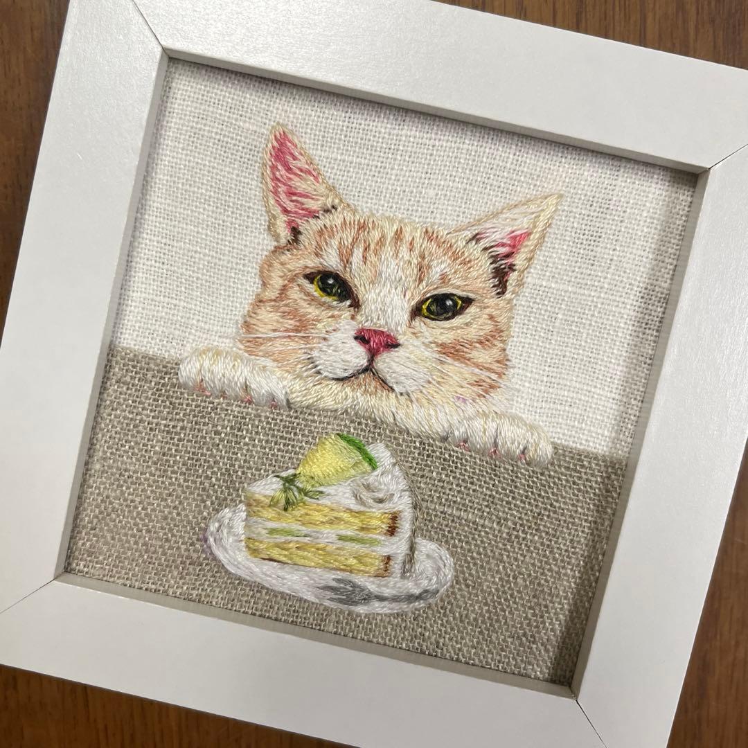 n*u様 ハンドメイド刺繍フレーム　ハチワレ茶トラさんとメロンショートケーキ