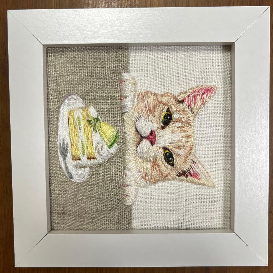 n*u様 ハンドメイド刺繍フレーム　ハチワレ茶トラさんとメロンショートケーキ