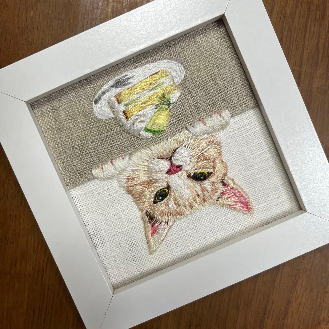 n*u様 ハンドメイド刺繍フレーム　ハチワレ茶トラさんとメロンショートケーキ