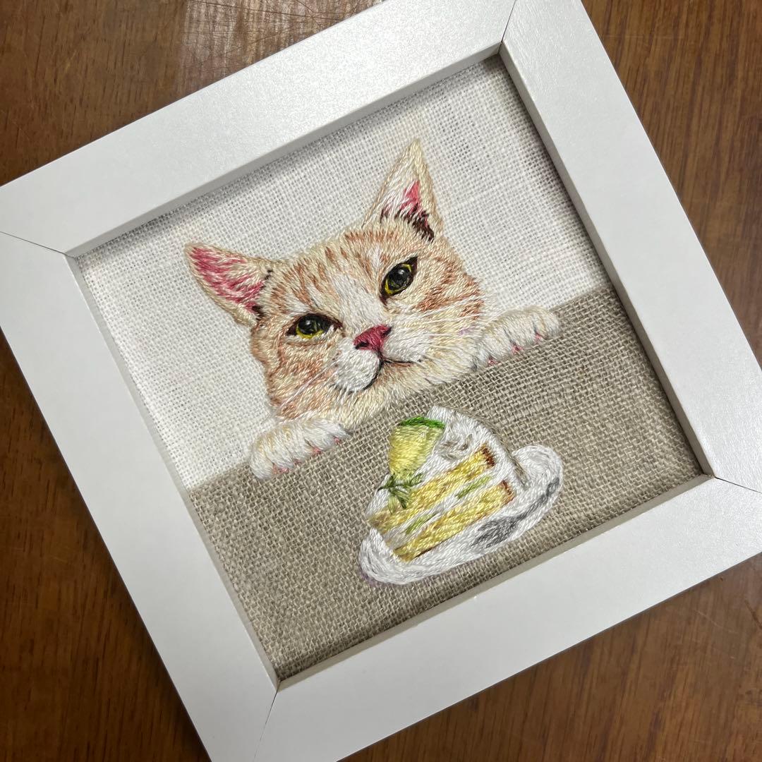 n*u様 ハンドメイド刺繍フレーム　ハチワレ茶トラさんとメロンショートケーキ