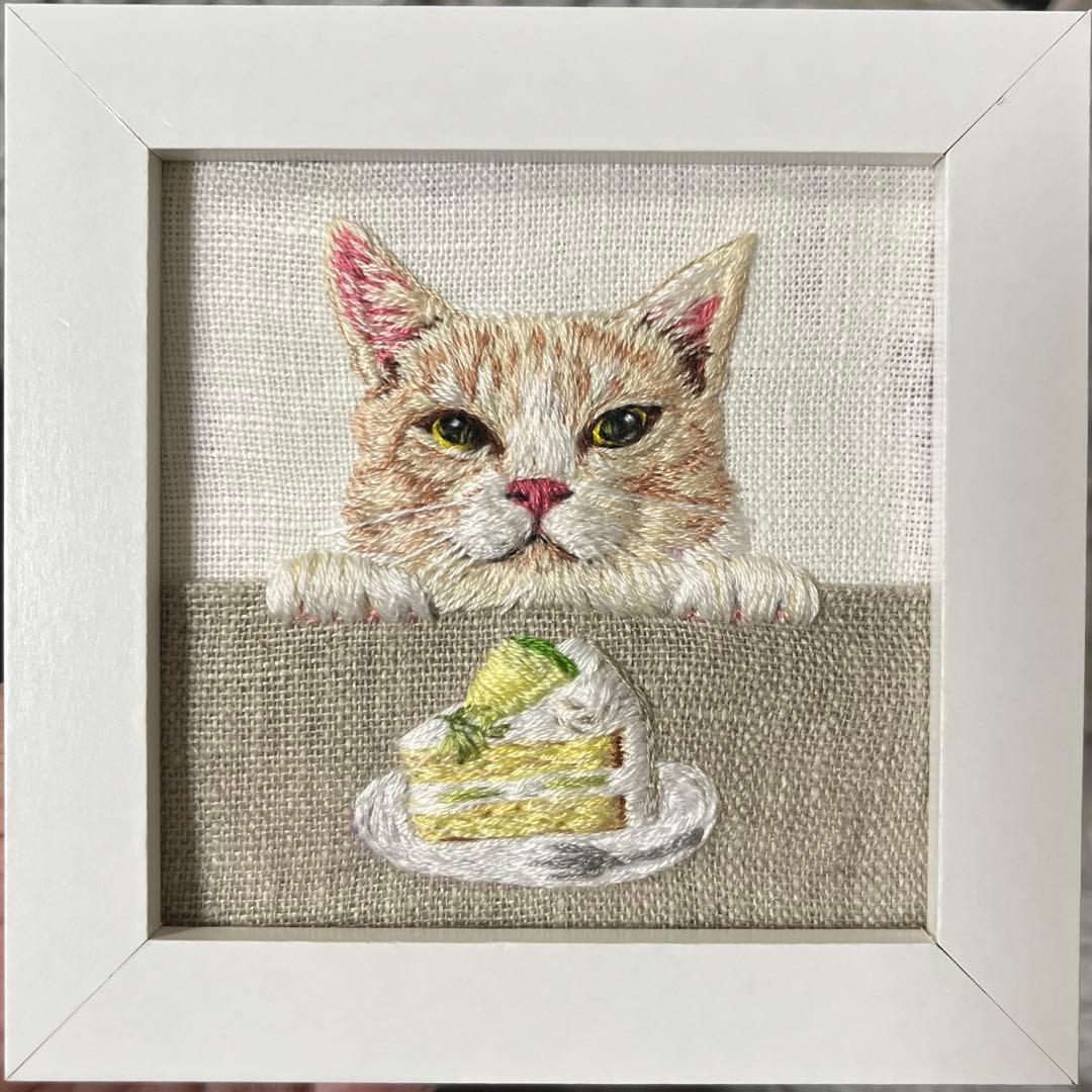 n*u様 ハンドメイド刺繍フレーム　ハチワレ茶トラさんとメロンショートケーキ