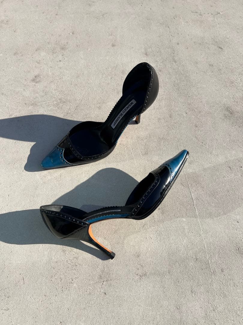 Manolo Blahnik 黒青ポインテッドトゥヒール