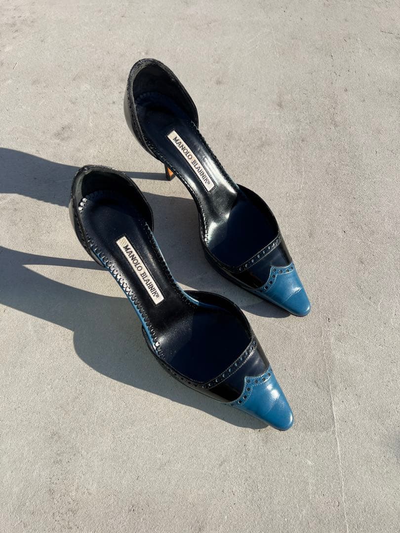 Manolo Blahnik 黒青ポインテッドトゥヒール