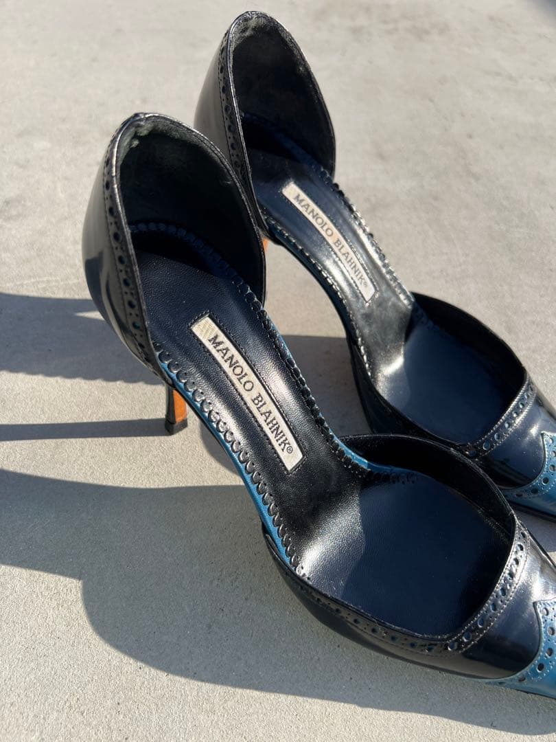Manolo Blahnik 黒青ポインテッドトゥヒール