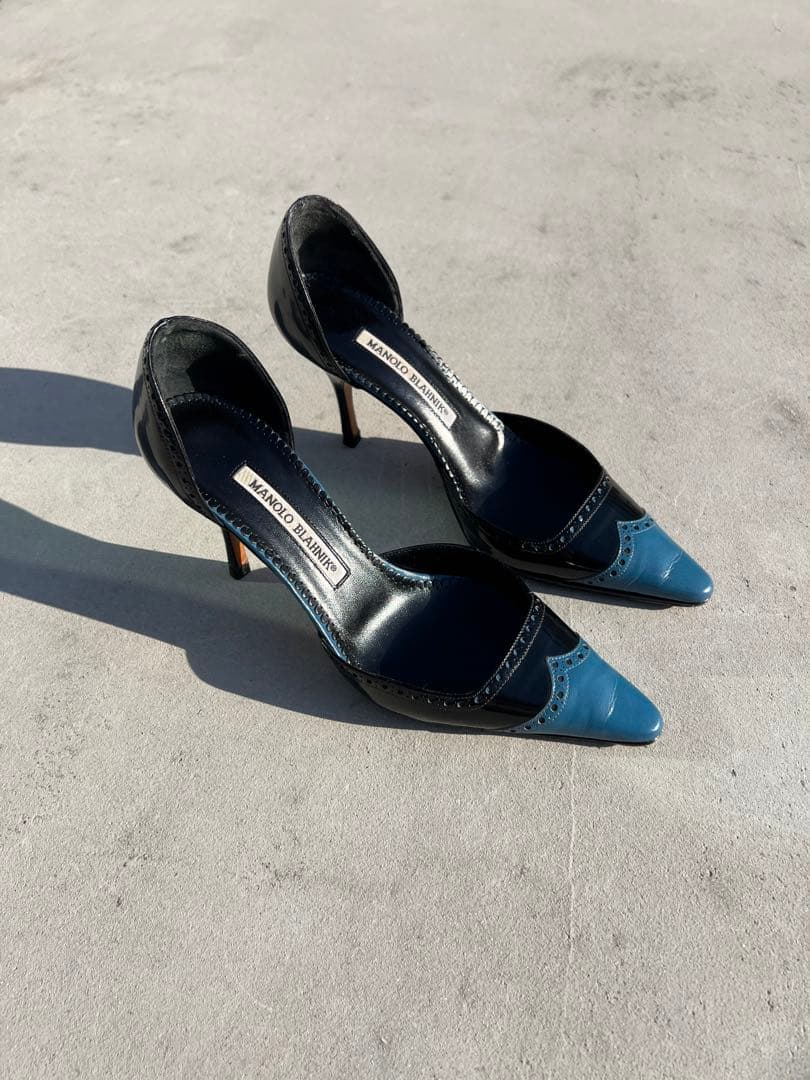 Manolo Blahnik 黒青ポインテッドトゥヒール