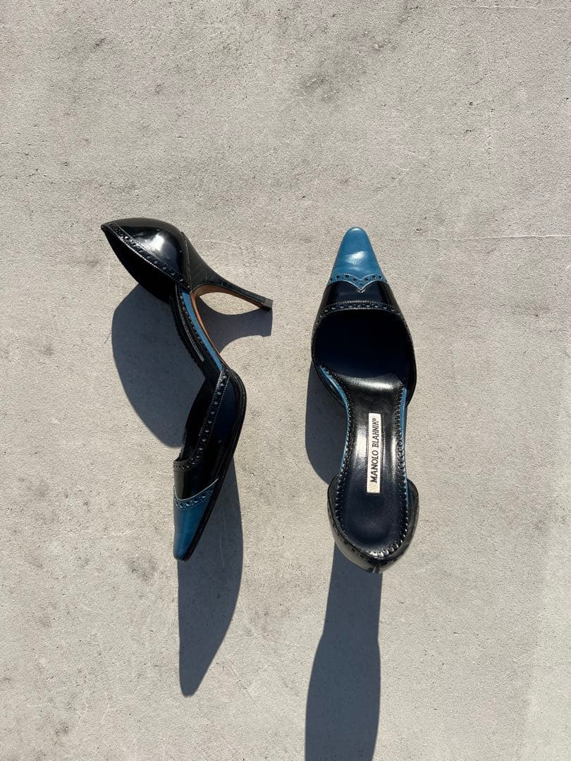 Manolo Blahnik 黒青ポインテッドトゥヒール