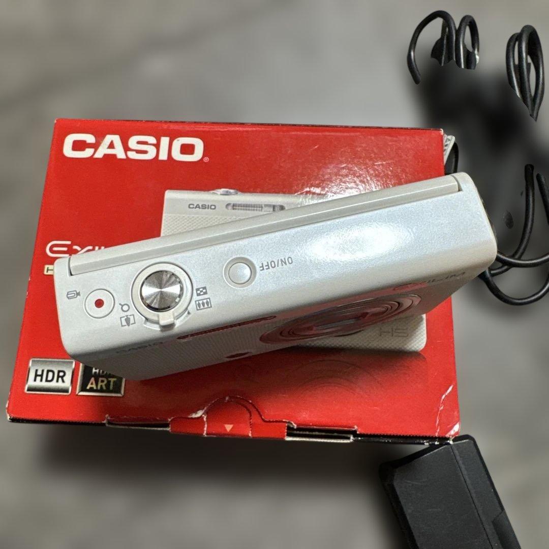 美品CASIOカメラ EXILIM EX-ZR50 ホワイト