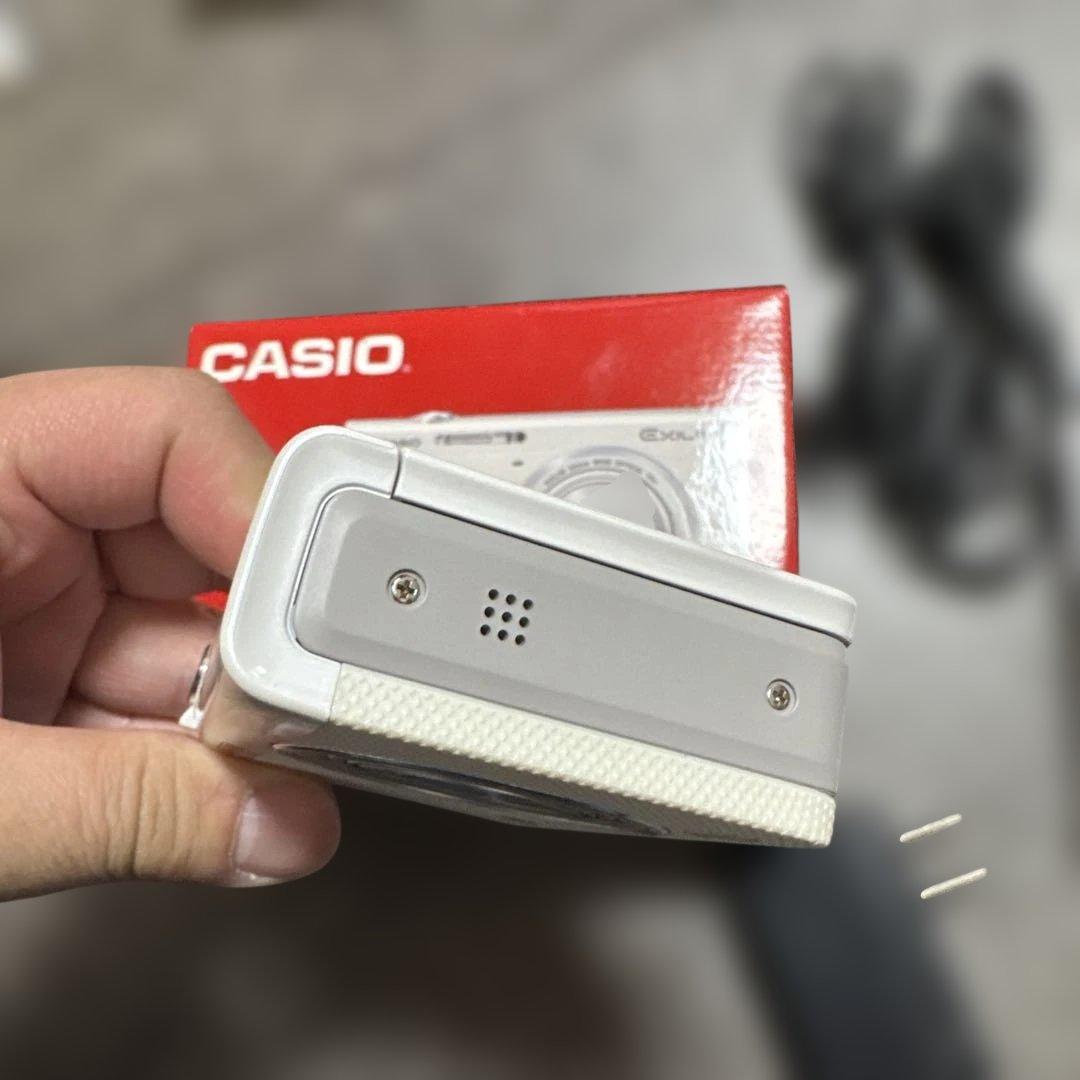 美品CASIOカメラ EXILIM EX-ZR50 ホワイト