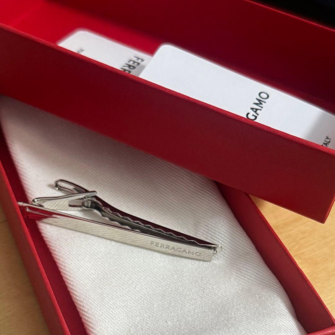 Salvatore Ferragamo／シルバータイピン