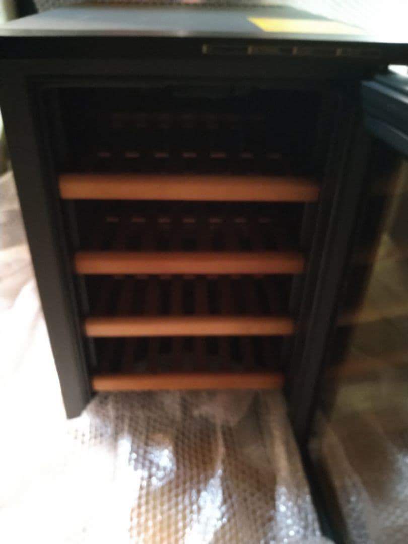 週末迄セール新品同様ファンビーノワインセラー 4段木製棚付き12本〜15本収納