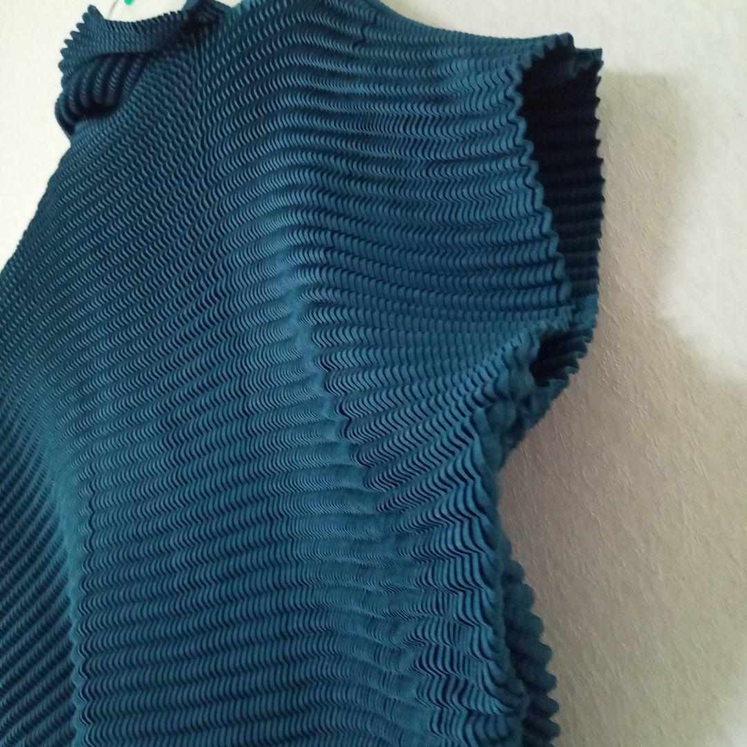ISSEY MIYAKE　ウール混　ハイネック　ドルマントップス　鱗プリーツ