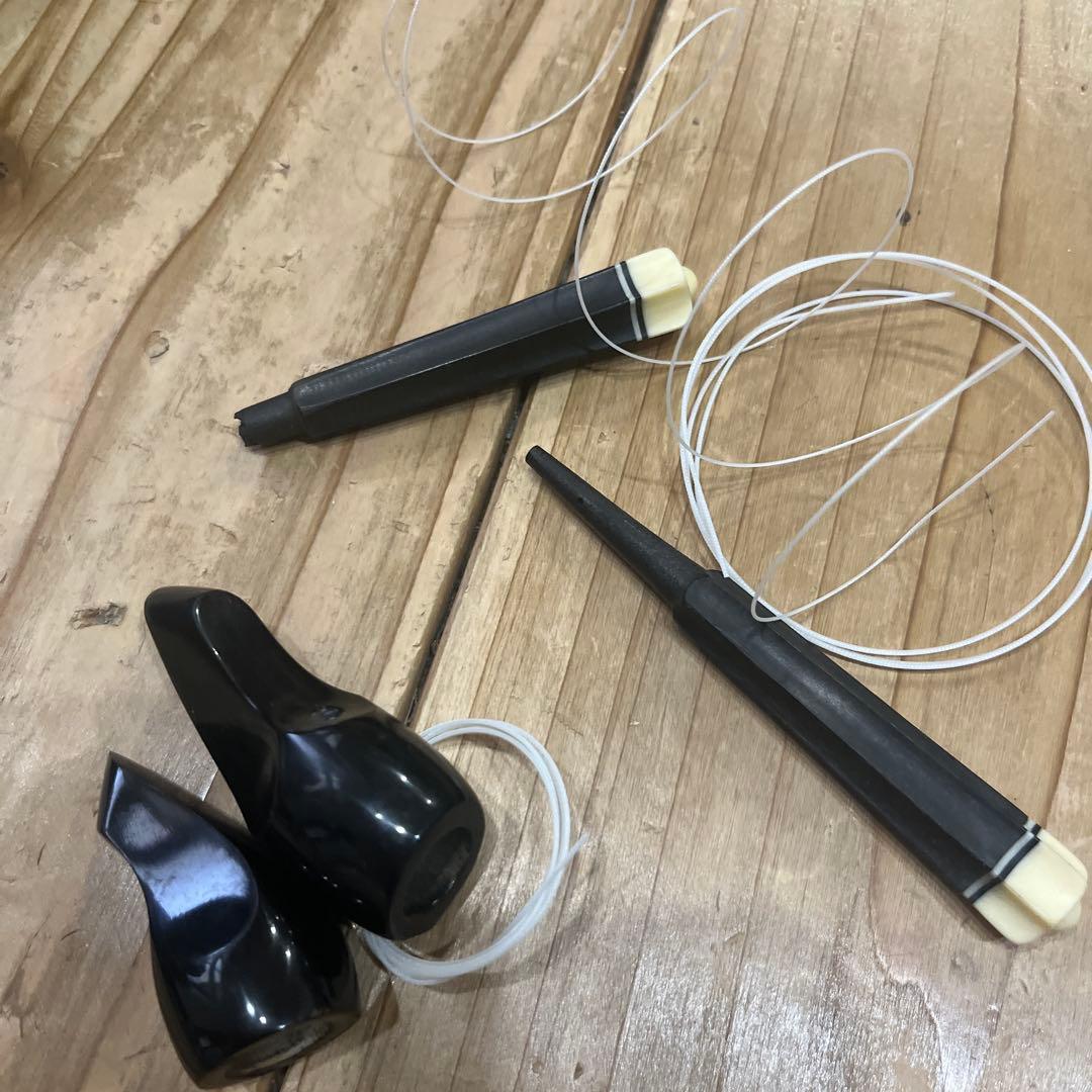 沖縄三線　蛇本革　ケース付き　弦の棒が一本折れています。つめ2個　予備棒　弦付き