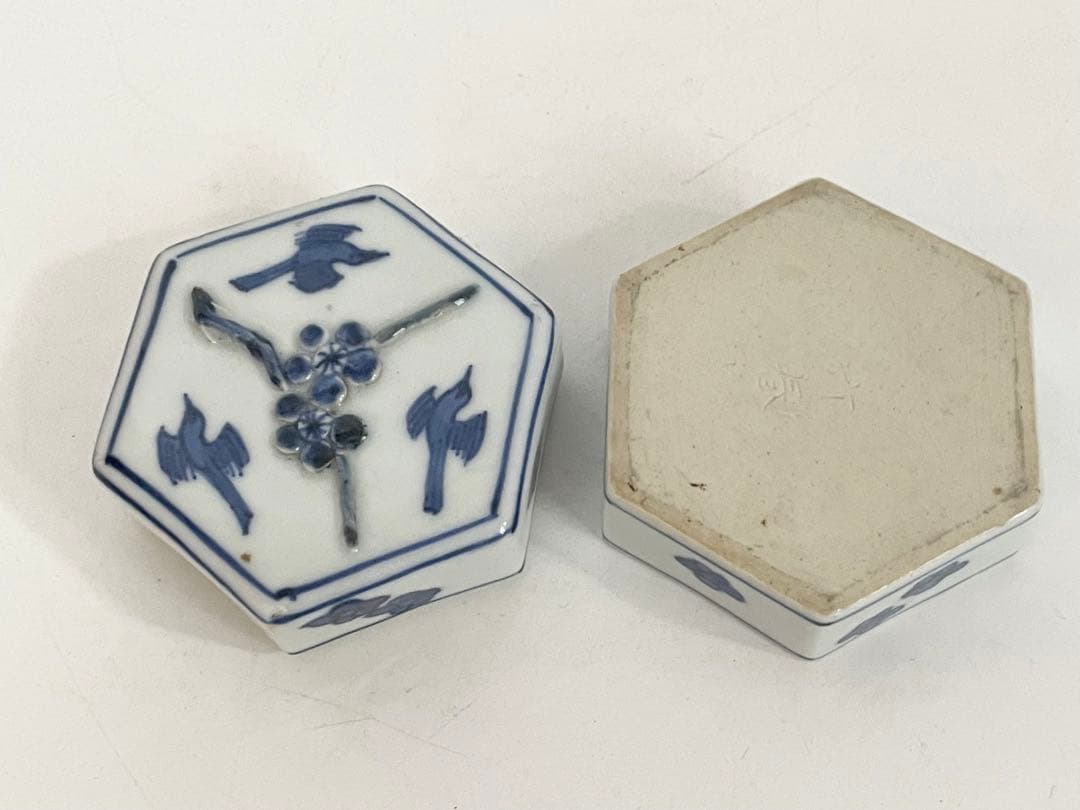 陶芸家　川瀬竹春　古染付写　六角　香合　梅に鶯　箱なし