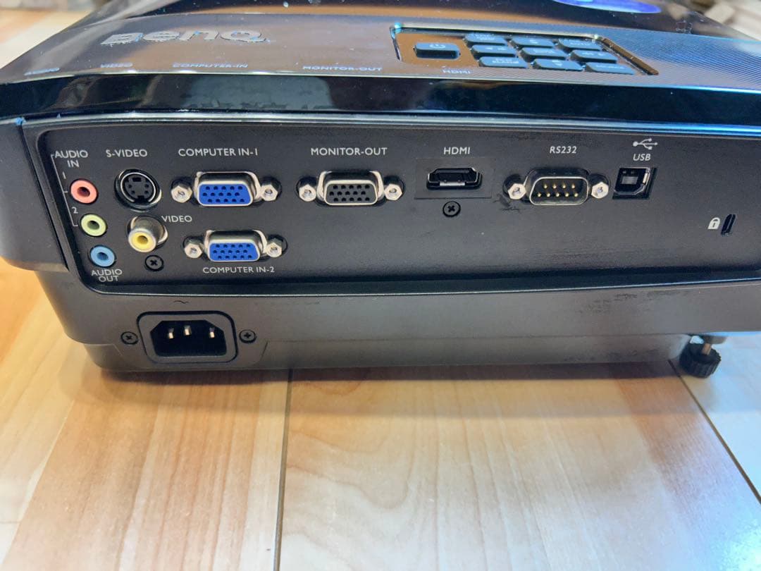 ★送料無料、動確済★使用少 BenQ プロジェクター 本体 HDMI接続　3D可