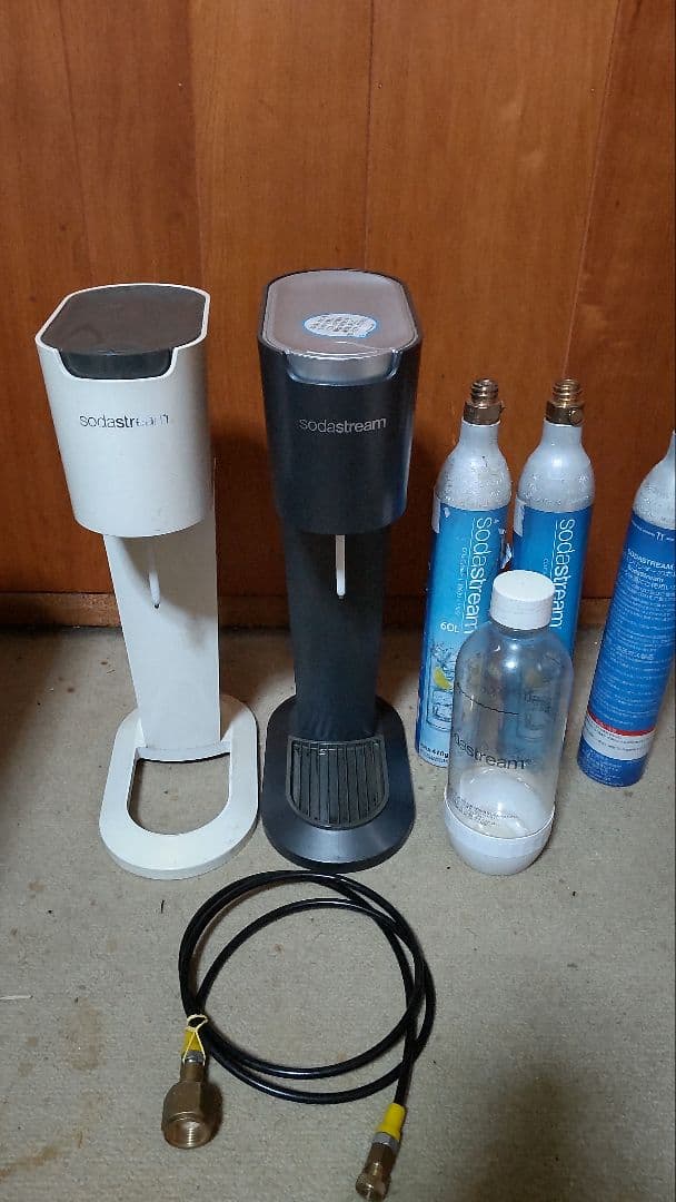 sodastream 本体２個、空シリンダー3本、ミドポン接続ホース